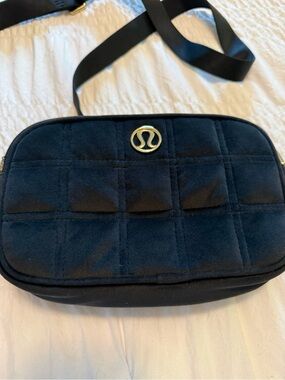 Lululemon Crossbody Camera Bag 2L *Quilted Velour